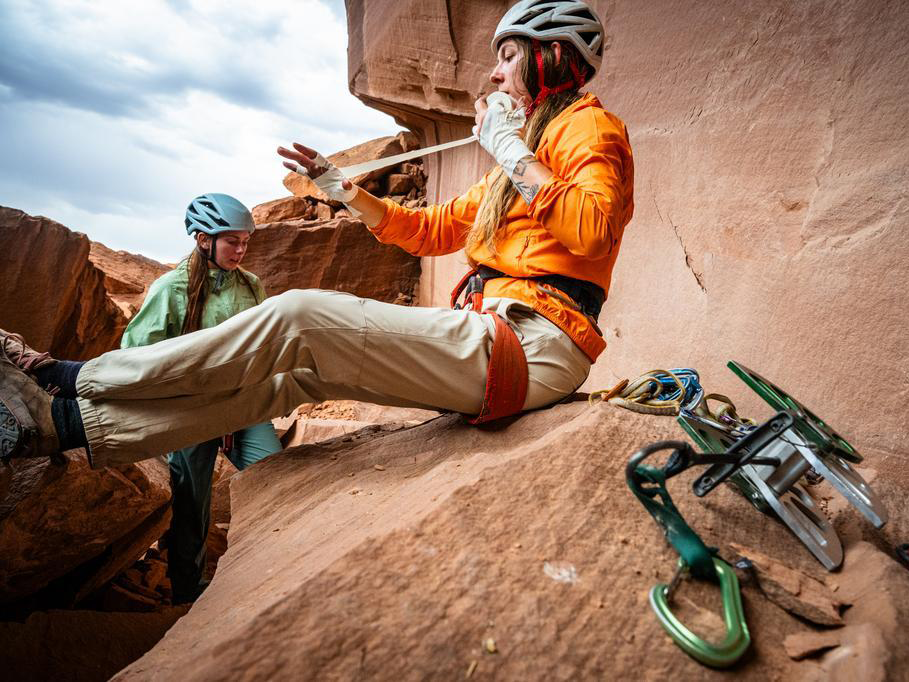 Damske_lezecke_kalhoty_Rab_Harpur_Pants_Sage_Rock_climbing (11)